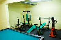 Photo Fitnessbereich und Billiardtisch